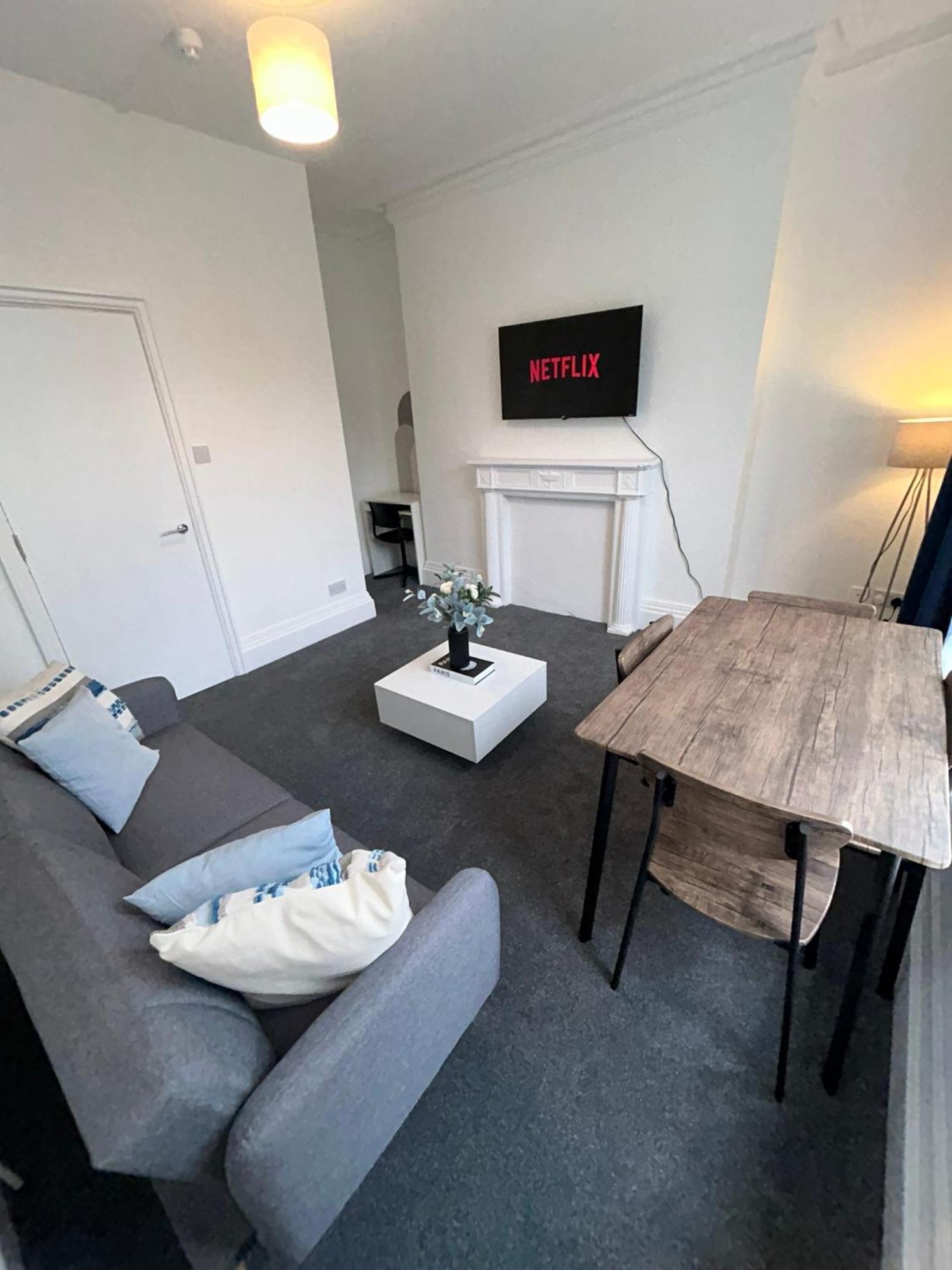 Brand New Modern Apartments Steps From Gloucester Quays Екстер'єр фото