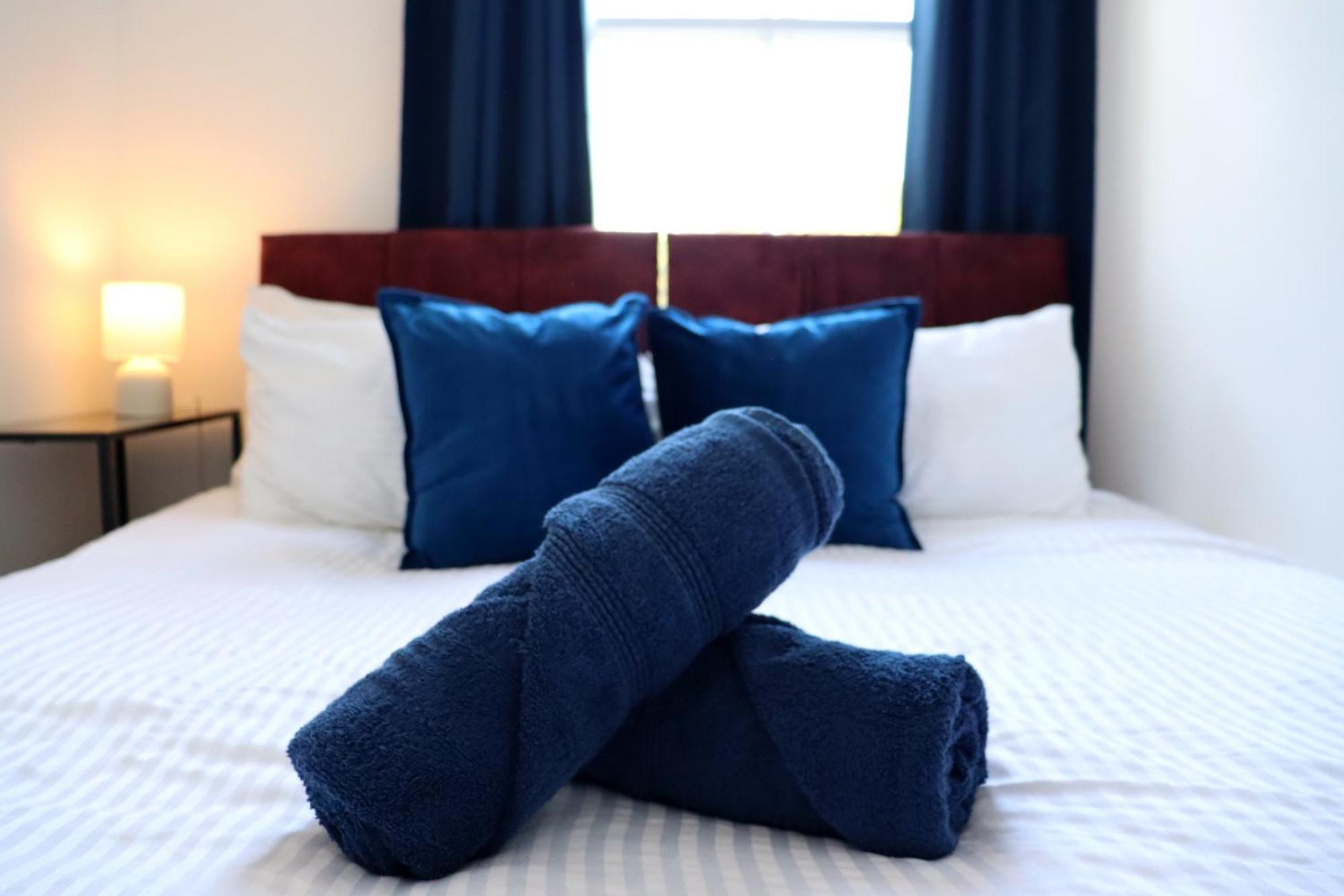Brand New Modern Apartments Steps From Gloucester Quays Екстер'єр фото