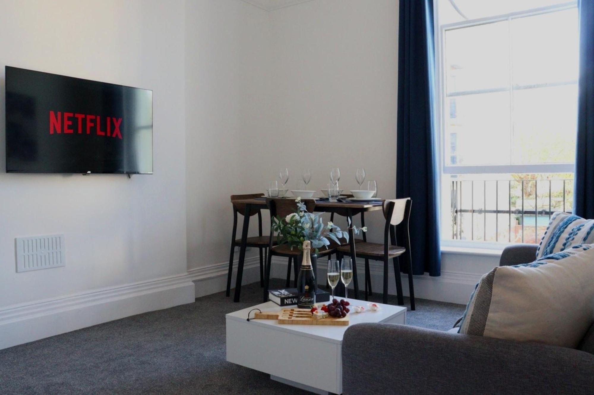 Brand New Modern Apartments Steps From Gloucester Quays Екстер'єр фото