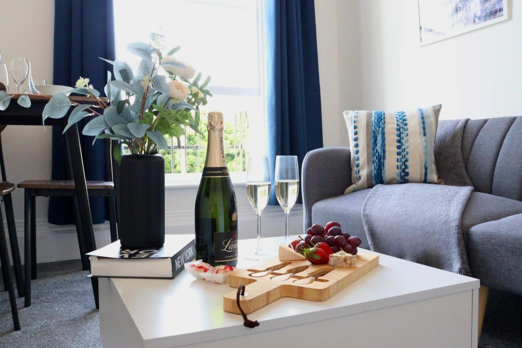 Brand New Modern Apartments Steps From Gloucester Quays Екстер'єр фото