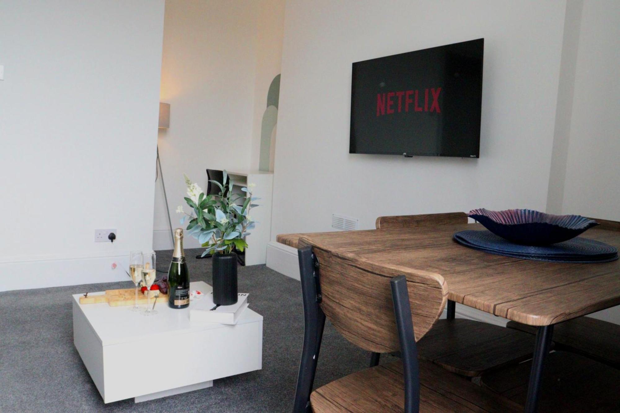 Brand New Modern Apartments Steps From Gloucester Quays Екстер'єр фото